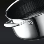 Zoom sur le revêtement anti-adhésif du faitout hybride 5 litres inox – NextDeals