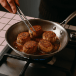 Poêle inox 20 cm en cuisson sur gaz avec morceaux de viande dorés – cuisson saine sans revêtement – Next Deals