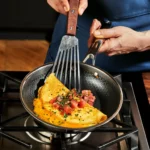 Cuisson dans la poêle du set cuisine hybride 7 pièces inox & anti-adhésif NextDeals